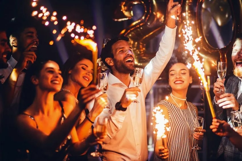 https://www.greenvelope.com/blog/wp-content/uploads/people-holding-sparklers-at-a-party.jpg